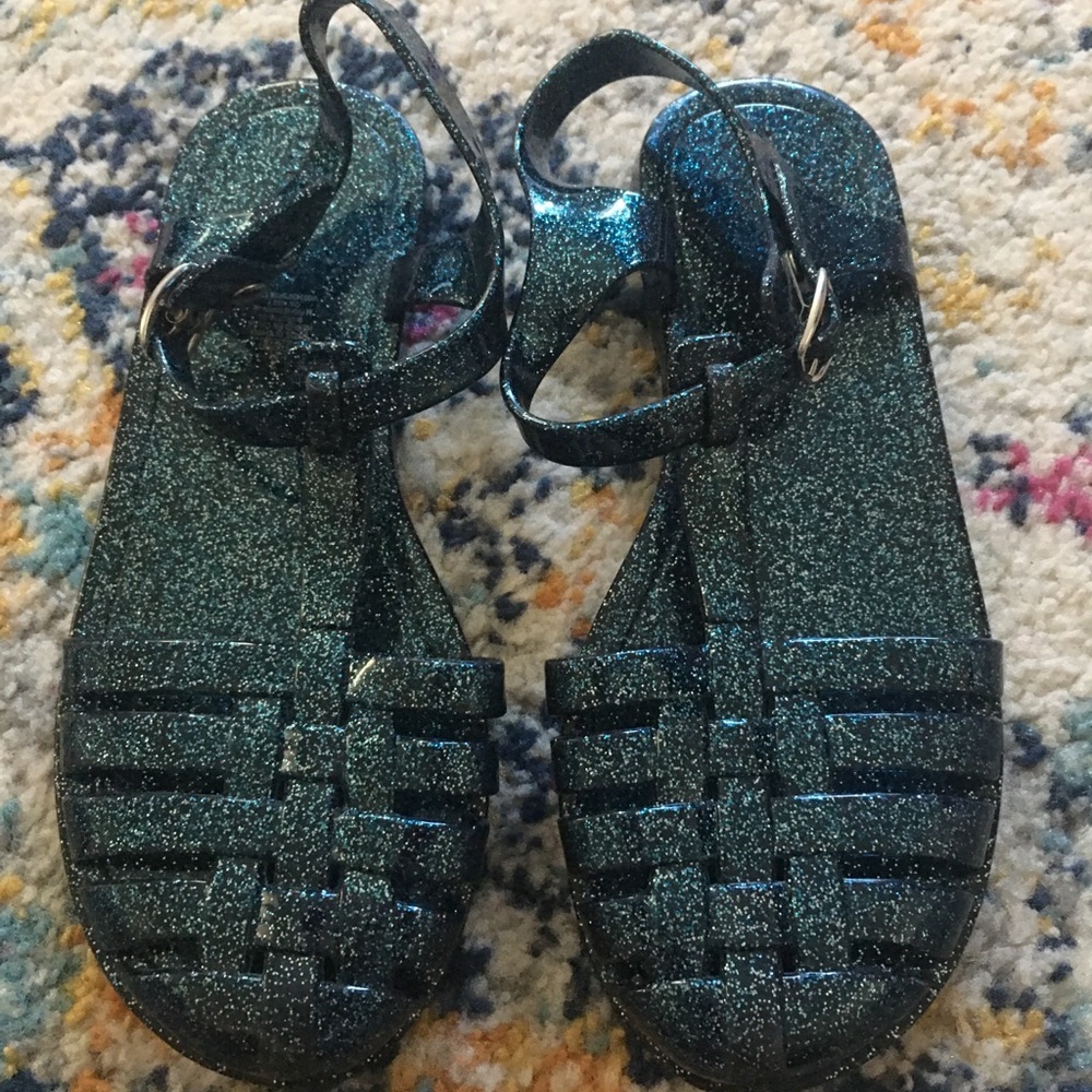 Nice sandals for summer. Selling in a bundle only